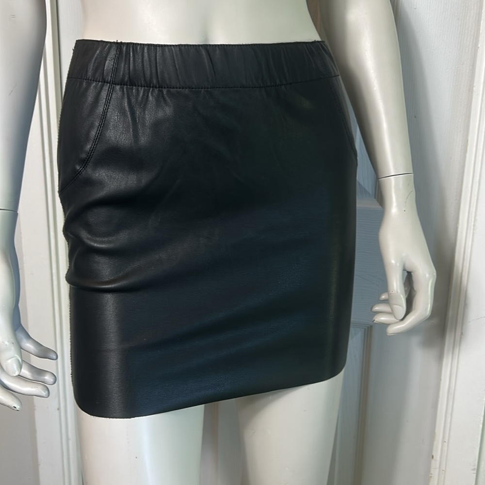 ✨VERO MODA✨Black Faux Leather Skirt. Super cute!